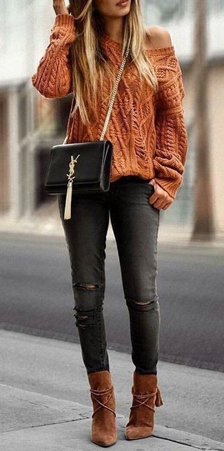 Look alla moda per donna: Maglione a trecce arancione, Jeans aderenti strappati neri, Stivaletti in pelle scamosciata terracotta, Borsa a tracolla in pelle nera