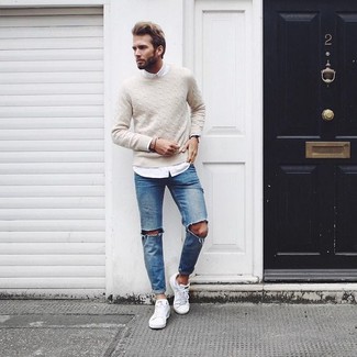 Quale jeans indossare con un maglione a trecce marrone chiaro: Potresti abbinare un maglione a trecce marrone chiaro con jeans per una sensazione di semplicità e spensieratezza. Rifinisci questo look con un paio di sneakers basse bianche.