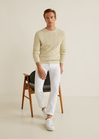 Come indossare e abbinare un maglione a trecce marrone chiaro: Indossa un maglione a trecce marrone chiaro e jeans bianchi per un look raffinato per il tempo libero. Perfeziona questo look con un paio di sneakers basse in pelle bianche.