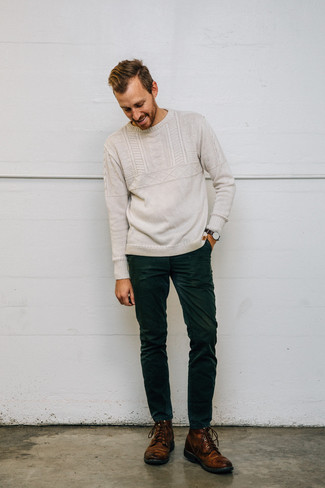Come indossare e abbinare jeans di velluto a coste verde scuro: Potresti combinare un maglione a trecce beige con jeans di velluto a coste verde scuro per un look spensierato e alla moda. Opta per un paio di stivali casual in pelle marroni per mettere in mostra il tuo gusto per le scarpe di alta moda.