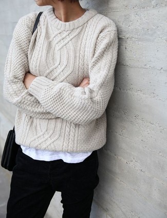 Come indossare e abbinare un maglione a trecce beige per una donna di 30 anni quando fa caldo: Distinguiti anche negli ambienti più alla moda con un maglione a trecce beige e jeans neri.