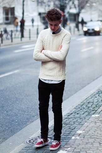 Quale jeans indossare con un maglione a trecce marrone chiaro: Potresti combinare un maglione a trecce marrone chiaro con jeans per un look spensierato e alla moda. Scarpe da ginnastica di tela bordeaux sono una eccellente scelta per completare il look.