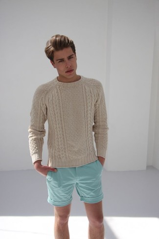 Look alla moda per uomo: Maglione a trecce beige, Pantaloncini verde menta