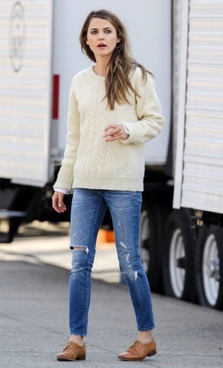 Trend da donna 2024 quando fa caldo: Abbina un maglione a trecce beige con jeans aderenti strappati blu per un look facile da indossare. Scegli un paio di scarpe oxford in pelle marrone chiaro come calzature per un tocco virile.
