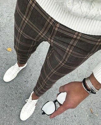 Look alla moda per uomo: Maglione a trecce bianco, Chino a quadri grigi, Sneakers basse di tela bianche, Bracciale argento