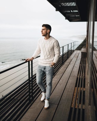 Quale maglione a trecce indossare con sneakers basse bianche: Indossa un maglione a trecce con jeans azzurri per affrontare con facilità la tua giornata. Sneakers basse bianche sono una buona scelta per completare il look.