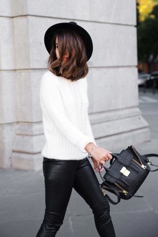 Come indossare e abbinare un borsalino di lana nero in primavera 2024 in modo smart-casual: Combina un maglione a trecce bianco con un borsalino di lana nero per un look spensierato e alla moda. Una stupenda scelta per tuo outfit primaverile!