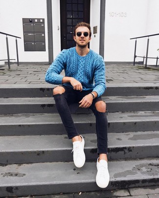 Quale jeans indossare con un maglione a trecce blu in modo rilassato: Per un outfit della massima comodità, vestiti con un maglione a trecce blu e jeans. Sneakers basse in pelle bianche sono una gradevolissima scelta per completare il look.
