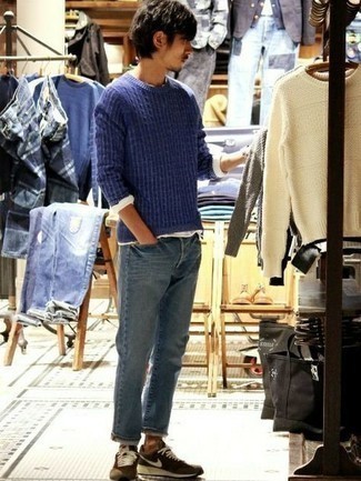 Look alla moda per uomo: Maglione a trecce blu scuro, T-shirt manica lunga bianca, Jeans blu, Scarpe sportive marrone scuro
