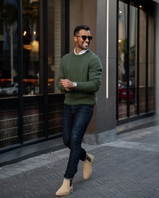 Come indossare e abbinare stivali chelsea beige: Abbina un maglione a trecce verde oliva con jeans blu scuro per un look trendy e alla mano. Completa il tuo abbigliamento con un paio di stivali chelsea beige.