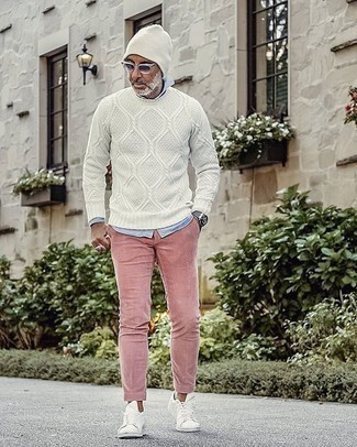 Come indossare e abbinare un maglione a trecce bianco: Per un outfit quotidiano pieno di carattere e personalità, prova a combinare un maglione a trecce bianco con chino rosa. Per distinguerti dagli altri, mettiti un paio di sneakers basse di tela bianche.