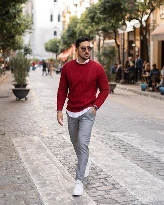 Come indossare e abbinare un maglione rosso in modo casual: Scegli un outfit composto da un maglione rosso e chino grigi per vestirti casual. Un bel paio di sneakers basse di tela bianche è un modo semplice di impreziosire il tuo look.