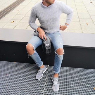 Quale jeans aderenti indossare con un maglione a trecce grigio per un uomo di 20 anni quando fa caldo: Mostra il tuo stile in un maglione a trecce grigio con jeans aderenti per un look comfy-casual. Per un look più rilassato, scegli un paio di scarpe sportive grigie come calzature.