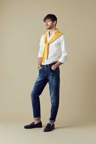 Quale jeans indossare con un maglione a trecce giallo in modo smart-casual: Per creare un adatto a un pranzo con gli amici nel weekend indossa un maglione a trecce giallo e jeans. Mocassini eleganti in pelle neri daranno lucentezza a un look discreto.