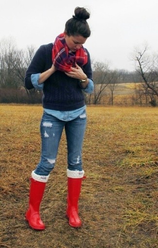 Come indossare e abbinare jeans aderenti strappati blu con stivali di gomma rossi: Indossa un maglione a trecce blu scuro con jeans aderenti strappati blu per un look spensierato e alla moda. Indossa un paio di stivali di gomma rossi per avere un aspetto più rilassato.
