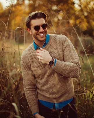 Quale maglione a trecce indossare con una camicia di jeans blu quando fa caldo: Sfrutta gli abiti più adatti al tempo libero con questa combinazione di un maglione a trecce e una camicia di jeans blu.