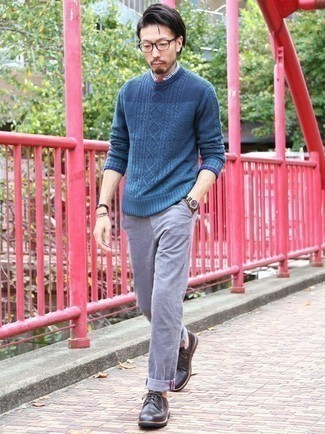 Come indossare e abbinare un maglione blu: Punta su un maglione blu e chino grigi per un look semplice, da indossare ogni giorno. Scegli uno stile classico per le calzature e mettiti un paio di scarpe brogue in pelle marrone scuro.