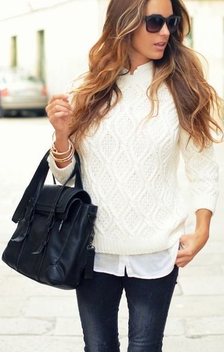 Come indossare e abbinare una cartella nera e bianca in modo smart-casual: Potresti combinare un maglione a trecce bianco con una cartella nera e bianca per una sensazione di semplicità e spensieratezza.