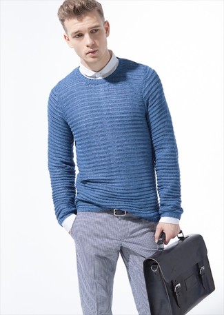 Come indossare e abbinare pantaloni eleganti a quadri grigio scuro: Coniuga un maglione a trecce blu con pantaloni eleganti a quadri grigio scuro per creare un look smart casual.