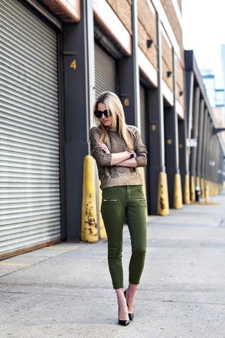Come indossare e abbinare pantaloni verdi in modo smart-casual: Prova a combinare un maglione a trecce dorato con pantaloni verdi per creare un look raffinato e glamour. Décolleté in pelle neri sono una interessante scelta per completare il look.