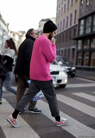 Look alla moda per uomo: Maglione a trecce fucsia, Pantaloni eleganti grigi, Sneakers basse grigie, Berretto nera