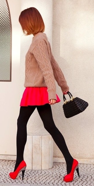 Come indossare e abbinare una borsa trapuntata nera in modo smart-casual: Coniuga un maglione a trecce rosa con una borsa trapuntata nera per un outfit inaspettato. Décolleté in pelle scamosciata rossi sono una splendida scelta per completare il look.