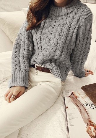 Come indossare e abbinare un maglione a trecce grigio con chino bianchi: Potresti combinare un maglione a trecce grigio con chino bianchi per una sensazione di semplicità e spensieratezza.