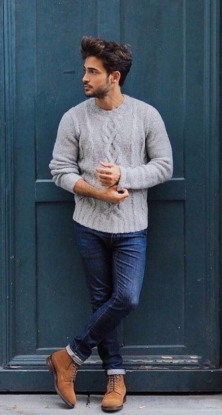 Look alla moda per uomo: Maglione a trecce grigio, Jeans blu scuro, Stivali casual in pelle scamosciata marrone chiaro