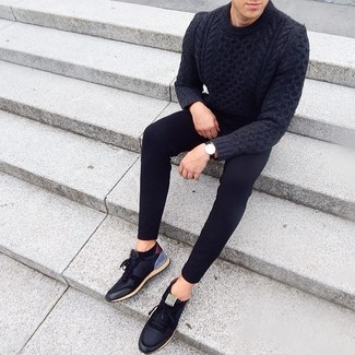 Quale sneakers basse indossare con un maglione a trecce grigio per un uomo di 20 anni: Combina un maglione a trecce grigio con jeans aderenti neri per un look semplice, da indossare ogni giorno. Rifinisci questo look con un paio di sneakers basse.