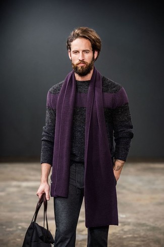 Come indossare e abbinare una sciarpa viola chiaro quando fa caldo in modo formale: Potresti combinare un maglione a trecce grigio scuro con una sciarpa viola chiaro per un look perfetto per il weekend.