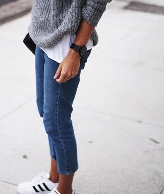Quale jeans indossare con un maglione a trecce grigio in modo casual: Opta per un maglione a trecce grigio e jeans per essere casual. Non vuoi calcare troppo la mano con le scarpe? Calza un paio di sneakers basse in pelle bianche e nere per la giornata.