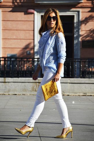Look alla moda per donna: Maglione a trecce azzurro, Jeans aderenti bianchi, Décolleté in pelle dorati, Pochette in pelle dorata