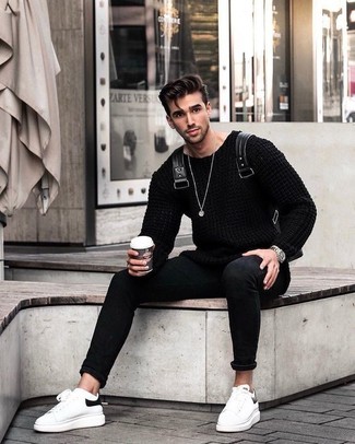 Quale maglione a trecce indossare con sneakers basse bianche e nere: Scegli un maglione a trecce e jeans aderenti neri per vestirti casual. Sneakers basse bianche e nere sono una valida scelta per completare il look.
