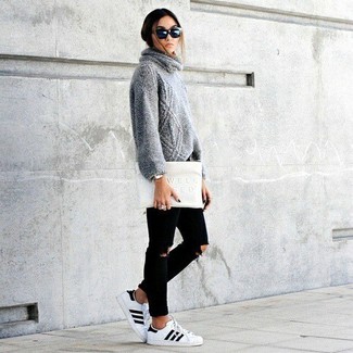 Come indossare e abbinare un maglione a trecce grigio quando fa caldo: Combina un maglione a trecce grigio con jeans aderenti strappati neri per un look facile da indossare. Perfeziona questo look con un paio di sneakers basse bianche.