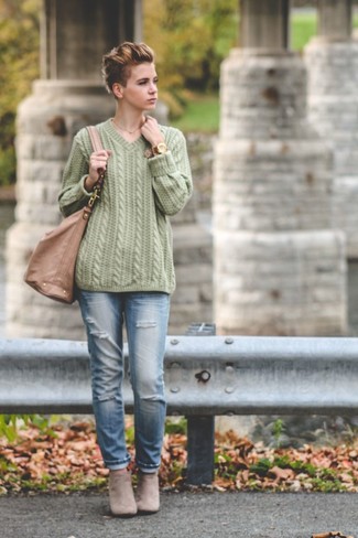 Come indossare e abbinare un maglione verde per una donna di 30 anni: Coniuga un maglione verde con jeans strappati azzurri per un'atmosfera casual-cool. Stivaletti in pelle scamosciata grigi sono una eccellente scelta per completare il look.