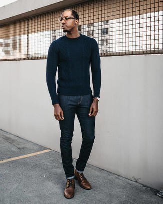 Quale jeans indossare con stivali casual marroni: Abbina un maglione a trecce blu scuro con jeans per un look spensierato e alla moda. Sfodera il gusto per le calzature di lusso e mettiti un paio di stivali casual marroni.