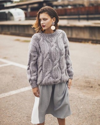 Come indossare e abbinare un maglione grigio per una donna di 20 anni: Scegli un maglione grigio e una gonna longuette grigia per un semplice tocco di eleganza.