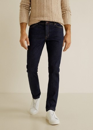 Quale jeans indossare con un maglione a trecce marrone chiaro quando fa caldo: Per un outfit quotidiano pieno di carattere e personalità, combina un maglione a trecce marrone chiaro con jeans. Completa questo look con un paio di sneakers basse in pelle bianche.