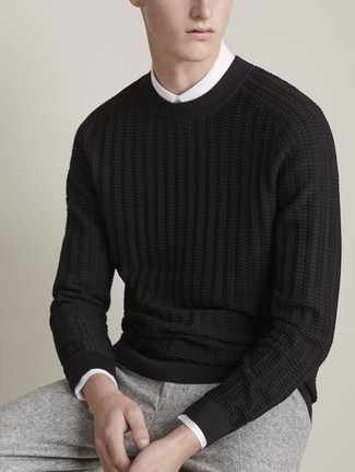 Come indossare e abbinare un maglione a trecce nero per un uomo di 30 anni: Potresti combinare un maglione a trecce nero con pantaloni eleganti di lana grigi per un look elegante e alla moda.