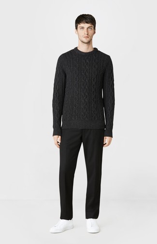 Look alla moda per uomo: Maglione a trecce nero, Pantaloni eleganti neri, Sneakers basse in pelle bianche