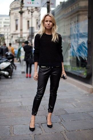 Look alla moda per donna: Maglione a trecce nero, Pantaloni skinny in pelle neri, Décolleté in pelle scamosciata neri