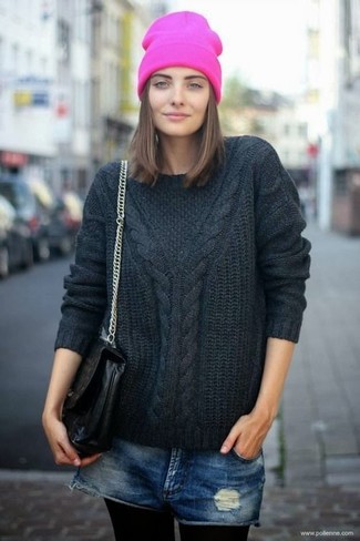Come indossare e abbinare un cuffia fucsia: Combina un maglione a trecce nero con un cuffia fucsia per andare a prendere un caffè in stile casual.