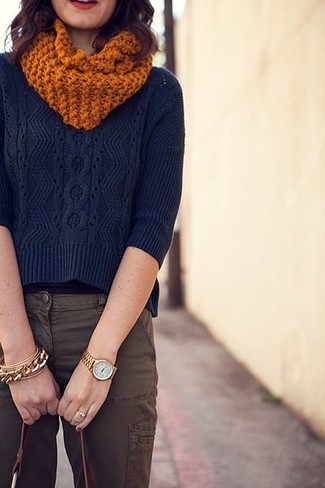Come indossare e abbinare un bracciale giallo: Coniuga un maglione a trecce blu scuro con un bracciale giallo per un'atmosfera casual-cool.
