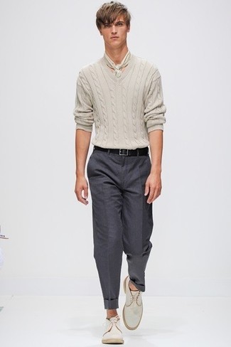 Look alla moda per uomo: Maglione a trecce beige, Pantaloni eleganti grigio scuro, Chukka in pelle scamosciata beige, Sciarpa beige