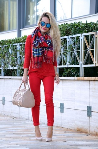 Come indossare e abbinare pantaloni rossi: Mostra il tuo stile in un maglione a trecce rosso con pantaloni rossi per un look raffinato per il tempo libero. Décolleté in pelle beige sono una gradevolissima scelta per completare il look.