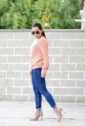 Quale stivaletti indossare con un maglione a trecce rosa: Per creare un adatto a un pranzo con gli amici nel weekend potresti indossare un maglione a trecce rosa e jeans aderenti di cotone blu scuro. Rifinisci questo look con un paio di stivaletti.