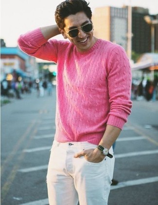 Come indossare e abbinare un maglione a trecce rosa per un uomo di 30 anni in primavera 2024: Indossa un maglione a trecce rosa e jeans bianchi per un look spensierato e alla moda. Con questo outfit non si può mai sbagliare, garantito in questi mesi primaverili.