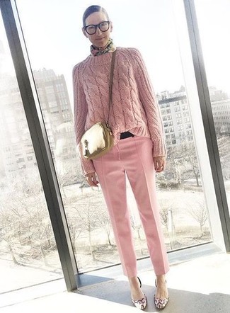 Quale décolleté indossare con pantaloni eleganti rosa: Per creare un look adatto a un pranzo con gli amici nel weekend metti un maglione a trecce rosa e pantaloni eleganti rosa. Completa questo look con un paio di décolleté.