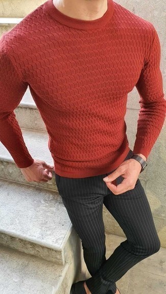 Come indossare e abbinare un maglione a trecce rosso quando fa caldo: Potresti combinare un maglione a trecce rosso con chino a righe verticali neri per un fantastico look da sfoggiare nel weekend.