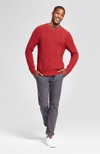 Come indossare e abbinare un maglione rosso in modo casual: Mostra il tuo stile in un maglione rosso con chino grigi per un look raffinato per il tempo libero. Prova con un paio di sneakers basse in pelle bianche per dare un tocco classico al completo.